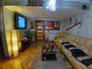 sala de estar con sofá y mesa en Hostal Tunquelen en Valparaíso