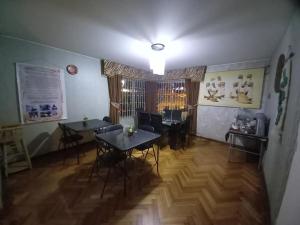 een woonkamer met een tafel en stoelen en een bank bij Hostal Tunquelen in Valparaíso