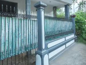 une clôture devant une maison dans l'établissement Senggigi hill view homestay, à Senggigi