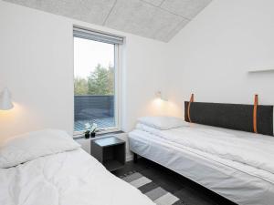 Кровать или кровати в номере Holiday home Saltum V
