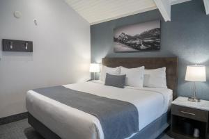 Postel nebo postele na pokoji v ubytování Red Carpet Inn