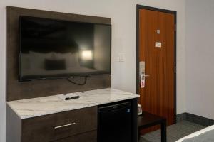 TV a/nebo společenská místnost v ubytování Red Carpet Inn