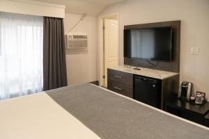 TV a/nebo společenská místnost v ubytování Red Carpet Inn