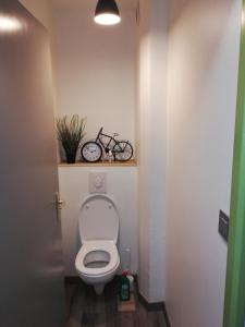 baño con aseo y estante para bicicletas en Grand T3 avec clim, parking et terrasse privative - Agen, en Agen