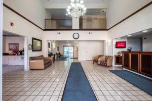 un hall avec une salle d'attente et une horloge dans l'établissement Red Roof Inn St Robert Ft Leonard Wood, à St. Robert