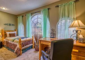 Foto de la galería de 3 Decks, Mtn Views! Tree Tops by HoneyBearCabins - Luxury Rain Showers, 3 King suites, XL HotTub, Bear Sightings en Gatlinburg