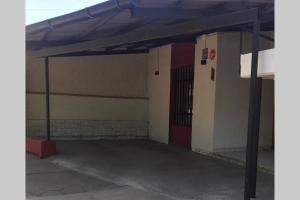un garage vide avec un toit métallique dans l'établissement Departamento ALUMA, à San Rafael