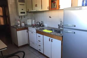 Una cocina con un refrigerador blanco y un fregadero. en Departamento ALUMA, en San Rafael 4 fotos más