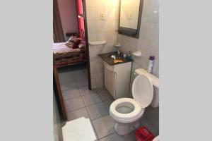 un baño con inodoro y lavabo en Departamento ALUMA, en San Rafael