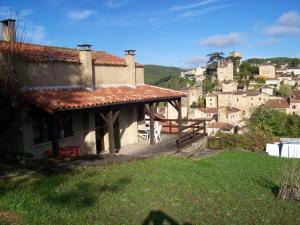 Puy-lʼÉvêqueにあるMaison d'une chambre avec vue sur la ville jardin amenage et wifi a Puy l'Evequeの赤い屋根の家