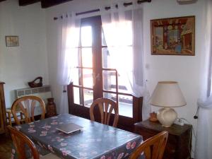 comedor con mesa, sillas y ventana en Maison d'une chambre avec vue sur la ville jardin amenage et wifi a Puy l'Eveque en Puy-lʼÉvêque