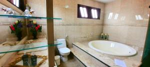 卡波布里奧的住宿－Luz do Sol Pousada，带浴缸、卫生间和盥洗盆的浴室