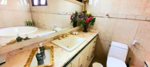 卡波布里奧的住宿－Luz do Sol Pousada，一间带水槽和镜子的浴室