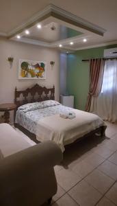 卡波布里奧的住宿－Luz do Sol Pousada，一间卧室设有一张大床和一个窗户。