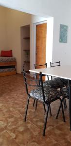 una stanza con un tavolo, sedie e un letto di Mi lugar Serrano 3 a Valle Hermoso Altre 61 foto