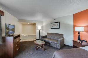 Posezení v ubytování AmericInn by Wyndham Coon Rapids