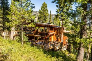 a tree house in the woods at Jackson Hole Hideout in Wilson