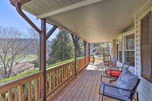 Imagen de la galería de Hot Tub and Fire Pit at Luxe Blue Ridge Bungalow, en Vilas