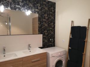 Koupelna v ubytování La cachette d'Anne-Charlotte (jardin, parking dans la campagne Honfleuraise) + 31 fotografií