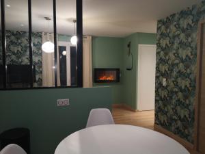 TV a/nebo společenská místnost v ubytování La cachette d'Anne-Charlotte (jardin, parking dans la campagne Honfleuraise)