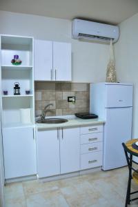 Η κουζίνα ή μικρή κουζίνα στο Apartmani Tajna