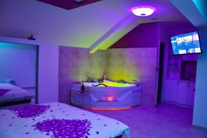 Voodi või voodid majutusasutuse Apartmani Tajna toas