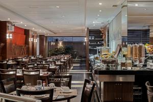 Um restaurante ou outro lugar para comer em Astron Ponta Grossa Plaza by Nobile