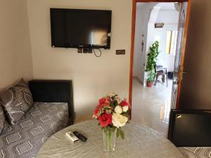 Телевизор и/или развлекательный центр в 2 bedrooms appartement at Oujda