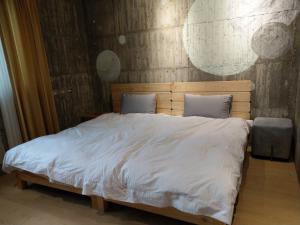 Een bed of bedden in een kamer bij 350 Lodge