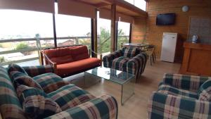 uma sala de estar com dois sofás e uma mesa em CABAÑAS SAKAR em Quintero