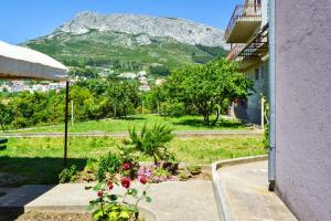 een uitzicht op een berg vanuit een gebouw bij Spacious Apartment in Klis + Balcony in Klis