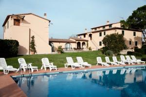 切雷托圭迪的住宿－Agriturismo La Colombaia，一组白色躺椅和一个游泳池