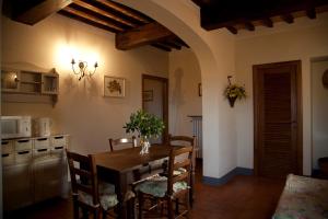 cocina con mesa y sillas en Agriturismo La Colombaia, en Cerreto Guidi