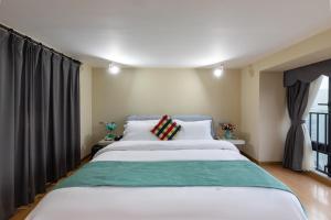 Letto o letti in una camera di Keluowei International Serviced Apartment Guangzhou Sun-yet.memorial Branch