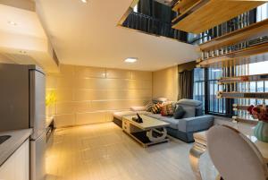 un soggiorno con un divano e una TV di Keluowei International Serviced Apartment Guangzhou Sun-yet.memorial Branch a Canton