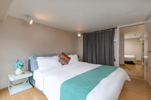 Letto o letti in una camera di Keluowei International Serviced Apartment Guangzhou Sun-yet.memorial Branch