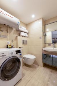 bagno con lavatrice, servizi igienici e lavandino di Keluowei International Serviced Apartment Guangzhou Sun-yet.memorial Branch a Canton Altre 17 foto