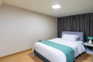 Letto o letti in una camera di Keluowei International Serviced Apartment Guangzhou Sun-yet.memorial Branch