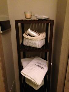 Una toalla y una cesta en un estante de una habitación en B&B Videtti, en Villongo SantʼAlessandro