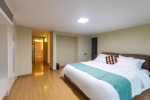Letto o letti in una camera di Keluowei International Serviced Apartment Guangzhou Sun-yet.memorial Branch