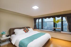 Letto o letti in una camera di Keluowei International Serviced Apartment Guangzhou Sun-yet.memorial Branch