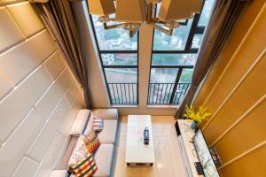 vista sul soffitto di un soggiorno con una grande finestra di Keluowei International Serviced Apartment Guangzhou Sun-yet.memorial Branch a Canton