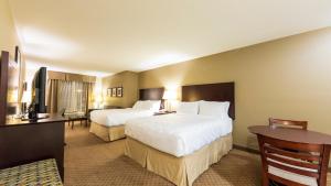 um quarto de hotel com duas camas e uma televisão em Holiday Inn Hotel and Suites-Kamloops, an IHG Hotel em Kamloops