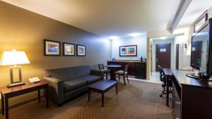 Et opholdsområde på Holiday Inn Hotel and Suites-Kamloops, an IHG Hotel