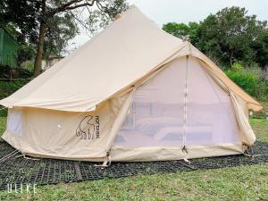 南庄的住宿－星原谷露營區，坐在草地上的帐篷