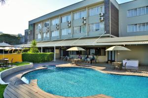 哈拉雷的住宿－克里斯塔綠洲酒店，酒店前的游泳池
