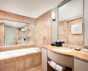 Ένα μπάνιο στο Sheraton Imperial Kuala Lumpur Hotel