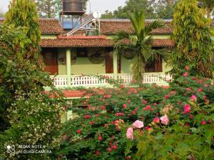 Aed väljaspool majutusasutust Hotel Rhino Land-Sauraha Family Home