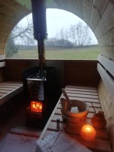 Habitación con ventana y vistas al interior de una estufa. en Fecskefészek Vendégház Őriszentpéter, en Őriszentpéter