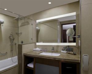 Novotel Kochi Infopark的一间浴室